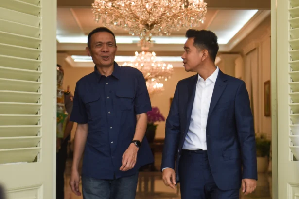 Wakil Presiden Gibran Rakabuming Raka (kanan) berbincang dengan Ahli Digital Forensik Rismon Sianipar (kiri) usai menerima dan menggelar pertemuan di Istana Wakil Presiden, Jakarta.