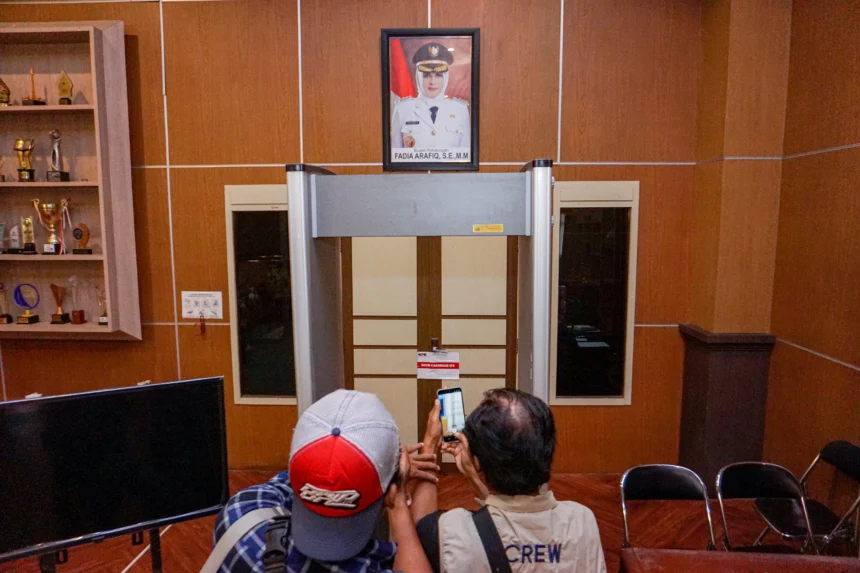 Wartawan memotret pintu ruangan Bupati Pekalongan yang telah disegel oleh KPK di Kantor Pemda Kabupaten Pekalongan, Jawa Tengah. (Sumber: Antara Foto/Harviyan Perdana Putra/hma/tom)