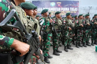 Prajurit TNI Yonif Raider 112 Dharma Jaya mendengarkan arahan usai upacara penyambutan kepulangan Satgas Pengamanan Perbatasan Papua Nugini di Pelabuhan Umum Krueng Geukuh, Aceh Utara