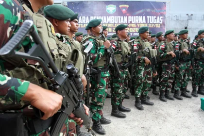 Prajurit TNI Yonif Raider 112 Dharma Jaya mendengarkan arahan usai upacara penyambutan kepulangan Satgas Pengamanan Perbatasan Papua Nugini di Pelabuhan Umum Krueng Geukuh, Aceh Utara