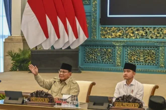 Presiden Prabowo Subianto (kiri) dan Wakil Presiden Gibran Rakabuming Raka (kanan) memimpin Sidang Kabinet Paripurna di Istana Negara, Jakarta. (Sumber: Antara Foto/Galih Pradipta/nym)