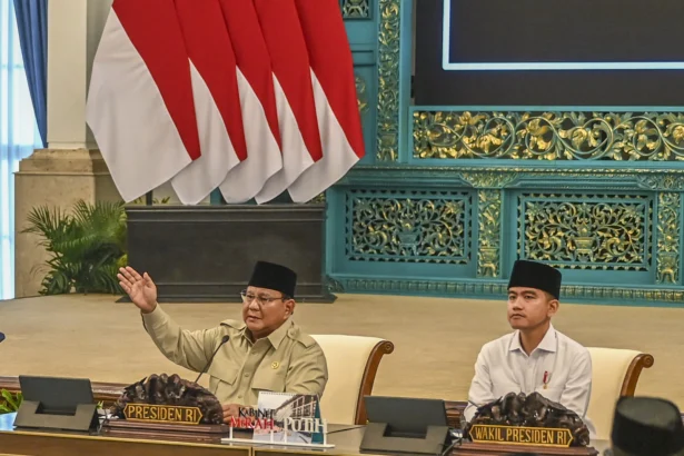 Presiden Prabowo Subianto (kiri) dan Wakil Presiden Gibran Rakabuming Raka (kanan) memimpin Sidang Kabinet Paripurna di Istana Negara, Jakarta. (Sumber: Antara Foto/Galih Pradipta/nym)