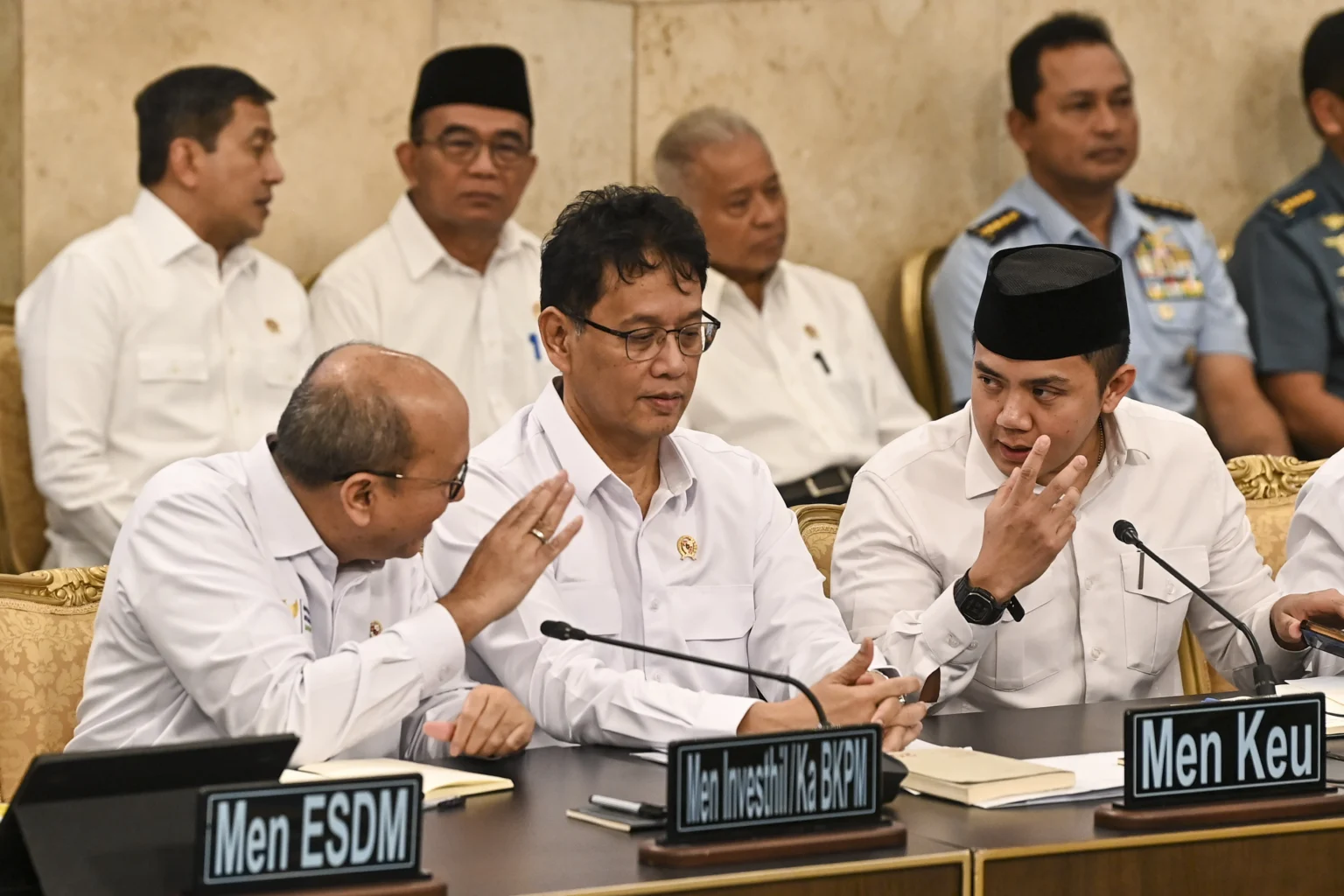 Menteri Keuangan Purbaya Yudhi Sadewa (tengah), Menteri Investasi/Kepala BKPM sekaligus CEO Danantara Roslan Roeslani (kiri), Sekretaris Kabinet Teddy Indra Wijaya (kanan) berbincang saat mengikuti Sidang Kabinet Paripurna di Istana Negara, Jakarta.