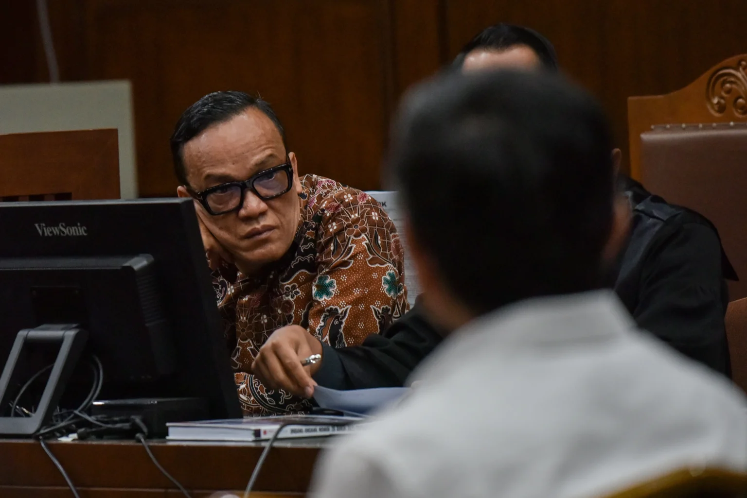 Terdakwa kasus dugaan pemerasan dalam pengurusan sertifikat K3 di Kementerian Ketenagakerjaan Immanuel Ebenezer (kedua kiri) mendengarkan keterangan saksi mantan Subkor Kepala Seksi Pengawasan Norma Pemeliharaan Kesehatan Tenaga Kerja di Kemnaker RI periode 2015-2020 Muzakir (kanan) pada sidang lanjutan di Pengadilan Tipikor, Jakarta