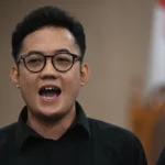 Terdakwa kasus dugaan penghasutan, Delpedro Marhaen menyanyikan lagu Indonesia Raya sebelum menjalani sidang putusan di Pengadilan Negeri Jakarta Pusat.