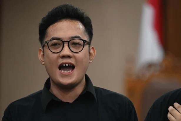 Terdakwa kasus dugaan penghasutan, Delpedro Marhaen menyanyikan lagu Indonesia Raya sebelum menjalani sidang putusan di Pengadilan Negeri Jakarta Pusat.