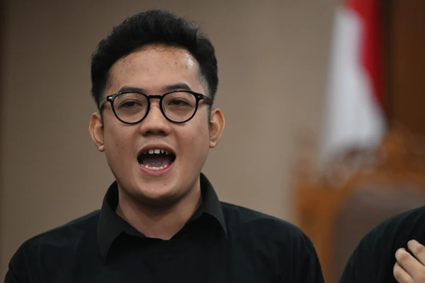 Terdakwa kasus dugaan penghasutan, Delpedro Marhaen menyanyikan lagu Indonesia Raya sebelum menjalani sidang putusan di Pengadilan Negeri Jakarta Pusat.