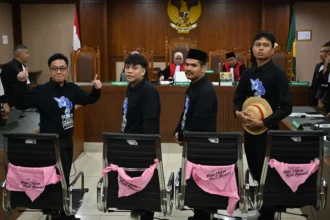 Terdakwa kasus dugaan penghasutan, Delpedro Marhaen (kiri), Muzaffar Salim (kedua kiri), Syahdan Husein (kedua kanan) dan Khariq Anhar (kanan) bersiap menjalani sidang putusan di Pengadilan Negeri Jakarta Pusat. (Sumber: Antara Foto/Bayu Pratama S/YU)