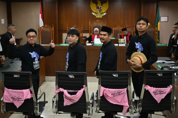 Terdakwa kasus dugaan penghasutan, Delpedro Marhaen (kiri), Muzaffar Salim (kedua kiri), Syahdan Husein (kedua kanan) dan Khariq Anhar (kanan) bersiap menjalani sidang putusan di Pengadilan Negeri Jakarta Pusat. (Sumber: Antara Foto/Bayu Pratama S/YU)
