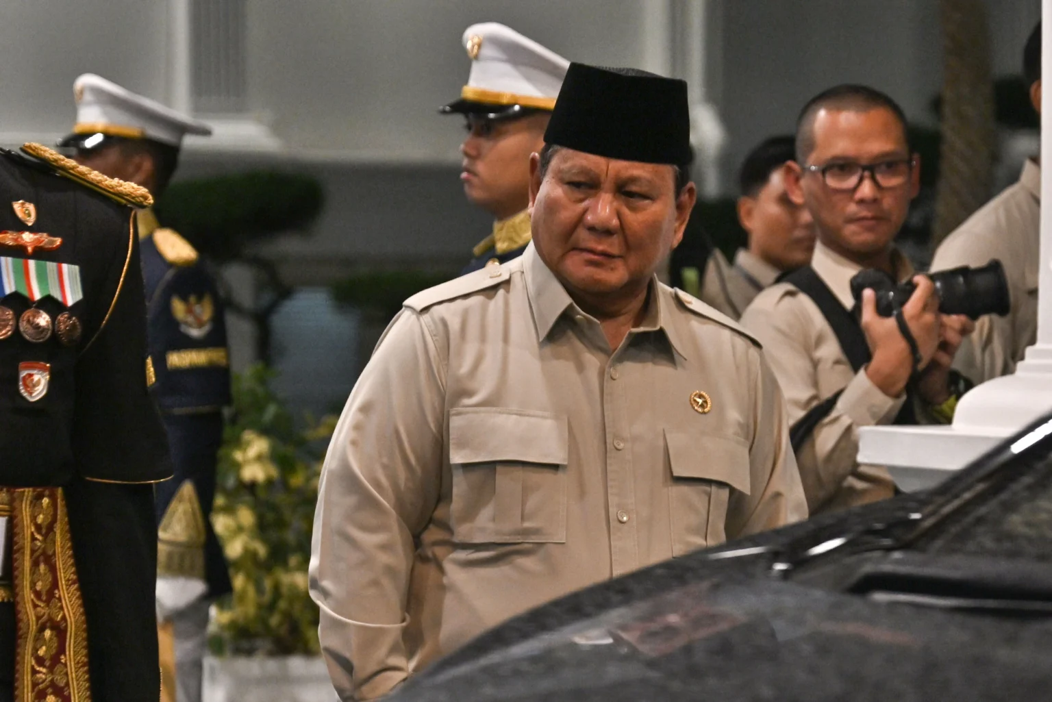 Presiden Prabowo Subianto menanti kedatangan para mantan presiden dan wakil presiden dalam silaturahmi di kompleks Istana Kepresidenan, Jakarta