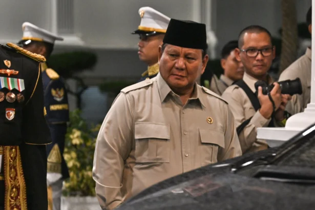 Presiden Prabowo Subianto menanti kedatangan para mantan presiden dan wakil presiden dalam silaturahmi di kompleks Istana Kepresidenan, Jakarta