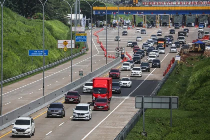 Sejumlah kendaraan pemudik melaju saat penerapan sistem satu arah di Jalan Tol Trans Jawa ruas Semarang-Batang, Semarang, Jawa Tengah.