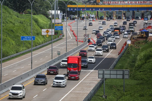 Sejumlah kendaraan pemudik melaju saat penerapan sistem satu arah di Jalan Tol Trans Jawa ruas Semarang-Batang, Semarang, Jawa Tengah.