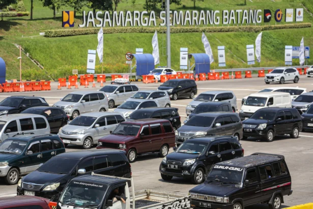 Sejumlah kendaraan pemudik melaju perlahan saat penerapan sistem satu arah di Jalan Tol Trans Jawa ruas Semarang-Batang, Semarang, Jawa Tengah