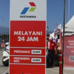 Petugas Pertamina melayani pemudik yang mengisi bahan bakar kendaraan di Stasiun PengisianÂ Bahan Bakar Umum (SPBU) modular, KM 37 rest area tol Banda Aceh-Sigli, Aceh Besar, Aceh