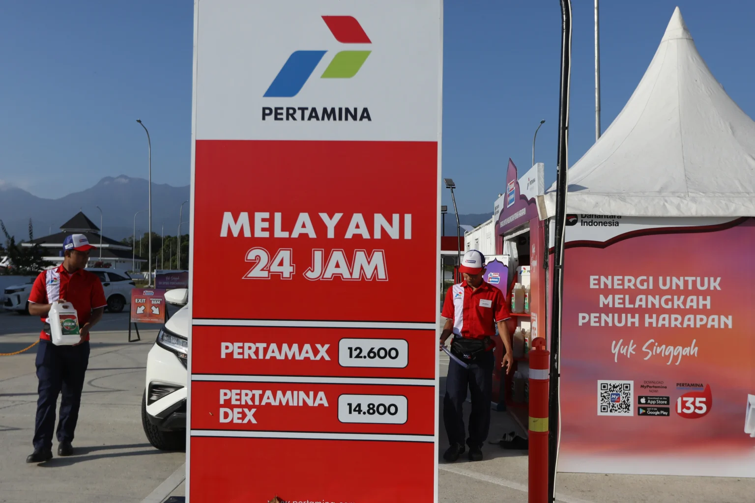 Petugas Pertamina melayani pemudik yang mengisi bahan bakar kendaraan di Stasiun PengisianÂ Bahan Bakar Umum (SPBU) modular, KM 37 rest area tol Banda Aceh-Sigli, Aceh Besar, Aceh