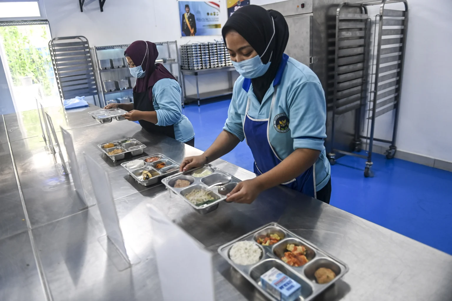 Petugas menyiapkan makanan untuk program Makan Bergizi Gratis (MBG) di SPPG Palmerah, Jakarta