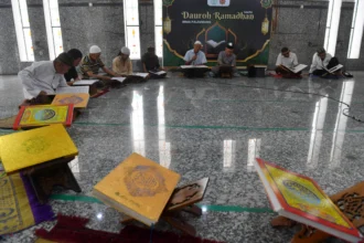 Umat muslim melaksanakan tadarus Al Quran di Masjid Sultan Mahmud Badarudin Jayo Wikramo, Palembang, Sumatera Selatan