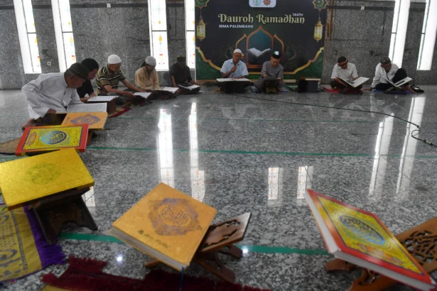 Umat muslim melaksanakan tadarus Al Quran di Masjid Sultan Mahmud Badarudin Jayo Wikramo, Palembang, Sumatera Selatan