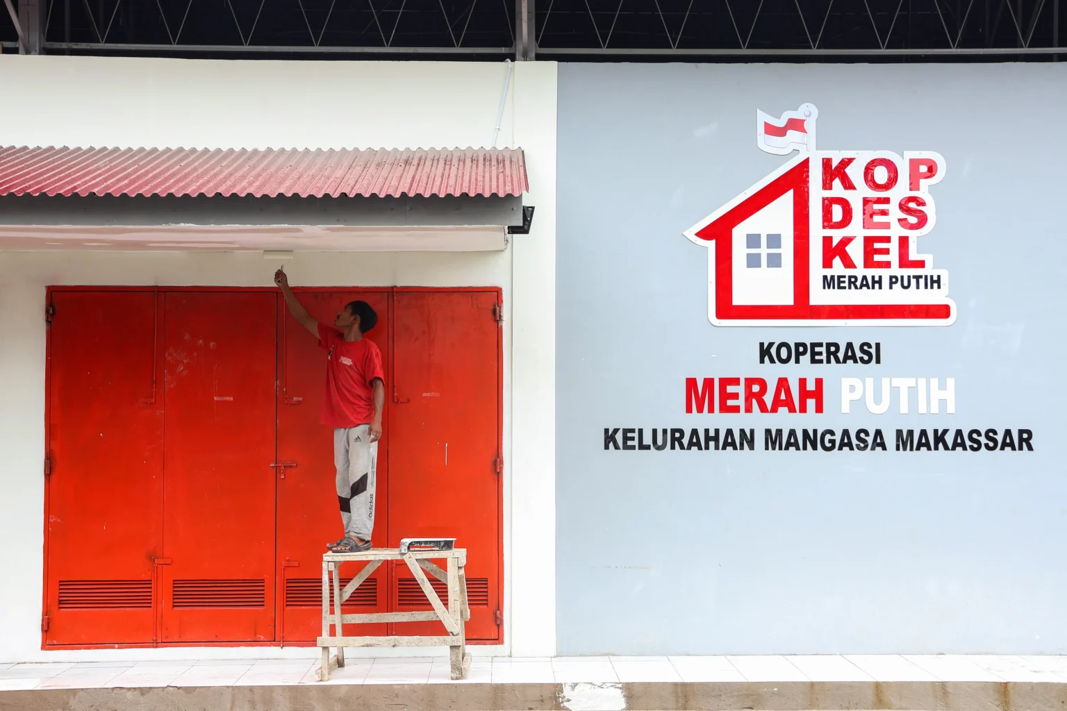 Pekerja menyelesaikan pembangunan Koperasi Merah Putih di Kelurahan Mangasa, Makassar, Sulawesi Selatan, Jumat (6/2/2026). Pemerintah menargetkan 60 ribu Koperasi Merah Putih dapat beroperasi hingga akhir Desember 2026.