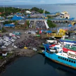 Sejumlah kendaraan antre memasuki kapal di Pelabuhan Gilimanuk, Jembrana, Bali.