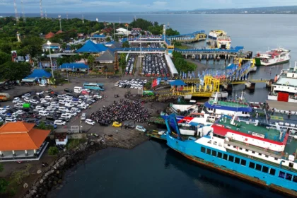Sejumlah kendaraan antre memasuki kapal di Pelabuhan Gilimanuk, Jembrana, Bali.