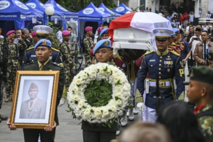 Personel Paspampres membawa jenazah Wakil Presiden ke-6 Try Sutrisno usai upacara penyerahan jenazah ke negara untuk dimakamkan di Taman Makam Pahlawan Kalibata dari Masjid Agung Sunda Kelapa, Jakarta