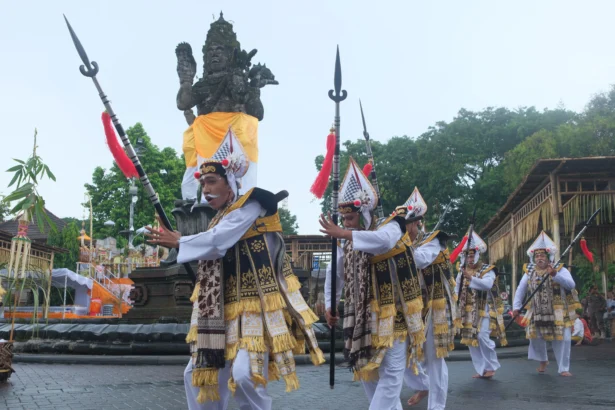 Umat Hindu membawakan tari baris pada upacara Tawur Agung Kesanga di kawasan Patung Catur Muka, Denpasar, Bali