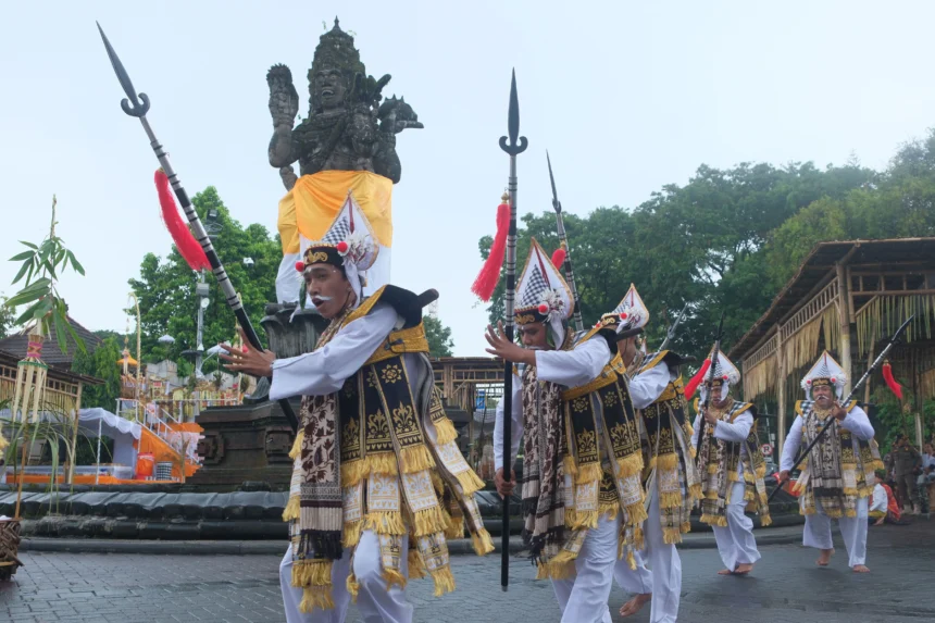 Umat Hindu membawakan tari baris pada upacara Tawur Agung Kesanga di kawasan Patung Catur Muka, Denpasar, Bali