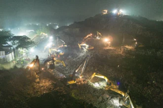 Foto udara sejumlah alat berat beroperasi saat melakukan pencarian korban longsor sampah di Tempat Pengolahan Sampah Terpadu (TPST) Bantargebang, Bekasi, Jawa Barat.