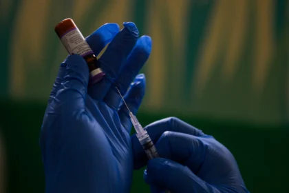 Seorang dokter menyiapkan vaksin campak untuk disuntikkan kepada balita di Puskesmas Ibrahim Adjie, Bandung, Jawa Barat