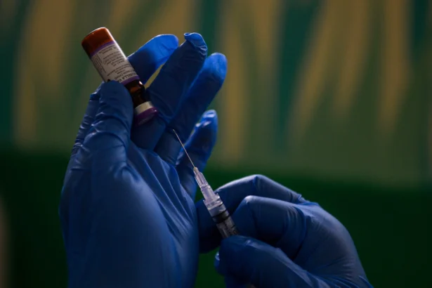 Seorang dokter menyiapkan vaksin campak untuk disuntikkan kepada balita di Puskesmas Ibrahim Adjie, Bandung, Jawa Barat