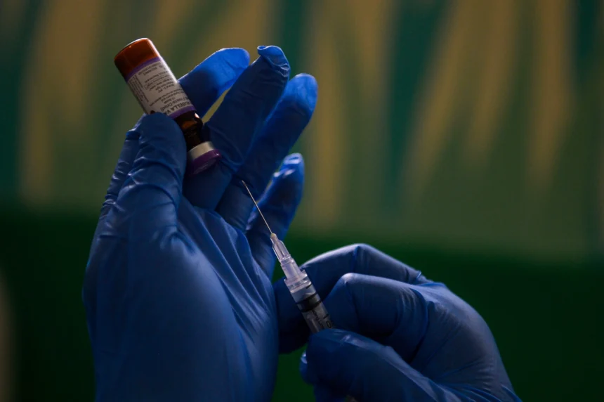 Seorang dokter menyiapkan vaksin campak untuk disuntikkan kepada balita di Puskesmas Ibrahim Adjie, Bandung, Jawa Barat