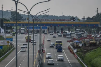 Sejumlah kendaraan melaju setelah kjeluar dari Gerbang Tol (GT) Kalikangkung di Semarang, Jawa Tengah.