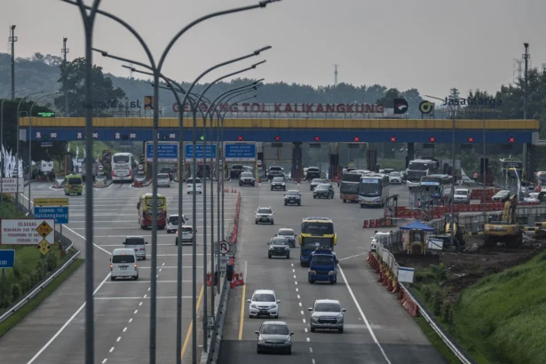 Sejumlah kendaraan melaju setelah kjeluar dari Gerbang Tol (GT) Kalikangkung di Semarang, Jawa Tengah.