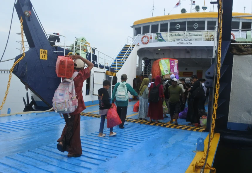 Calon penumpang berjalan memasuki kapal feri di Pelabuhan Jangkar, Situbondo, Jawa Timur,