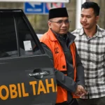 Tersangka kasus dugaan korupsi kuota haji dan penyelenggaraan ibadah haji Yaqut Cholil Qoumas (kiri) tiba di Gedung Merah Putih KPK