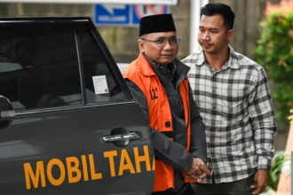 Tersangka kasus dugaan korupsi kuota haji dan penyelenggaraan ibadah haji Yaqut Cholil Qoumas (kiri) tiba di Gedung Merah Putih KPK, Jakarta,