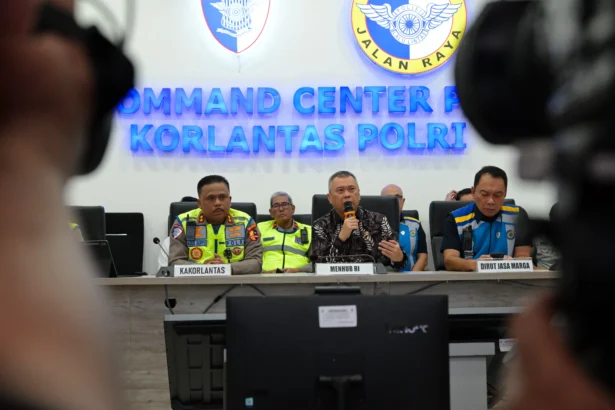 Menteri Perhubungan Dudy Purwagandhi bersama Kepala Korlantas Polri Agus Suryonugroho