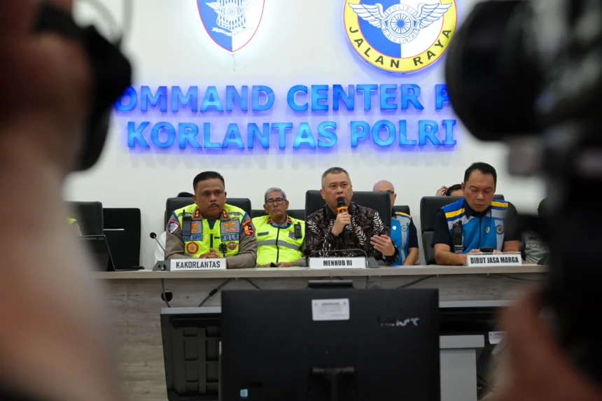 Menteri Perhubungan Dudy Purwagandhi bersama Kepala Korlantas Polri Agus Suryonugroho