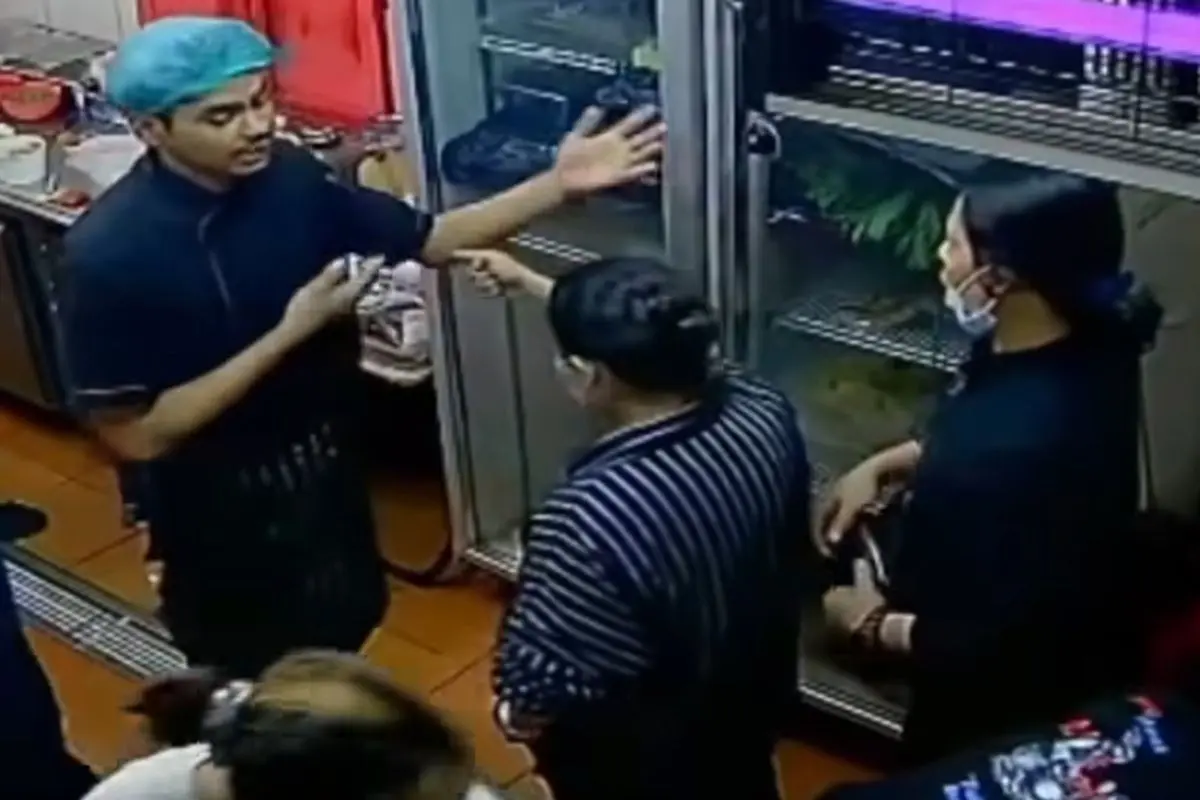Pelanggan restoran Bibi Kelinci yang masuk ke dalam dapur untuk memprotes dan mengancam karyawan restoran karena lama menunggu.