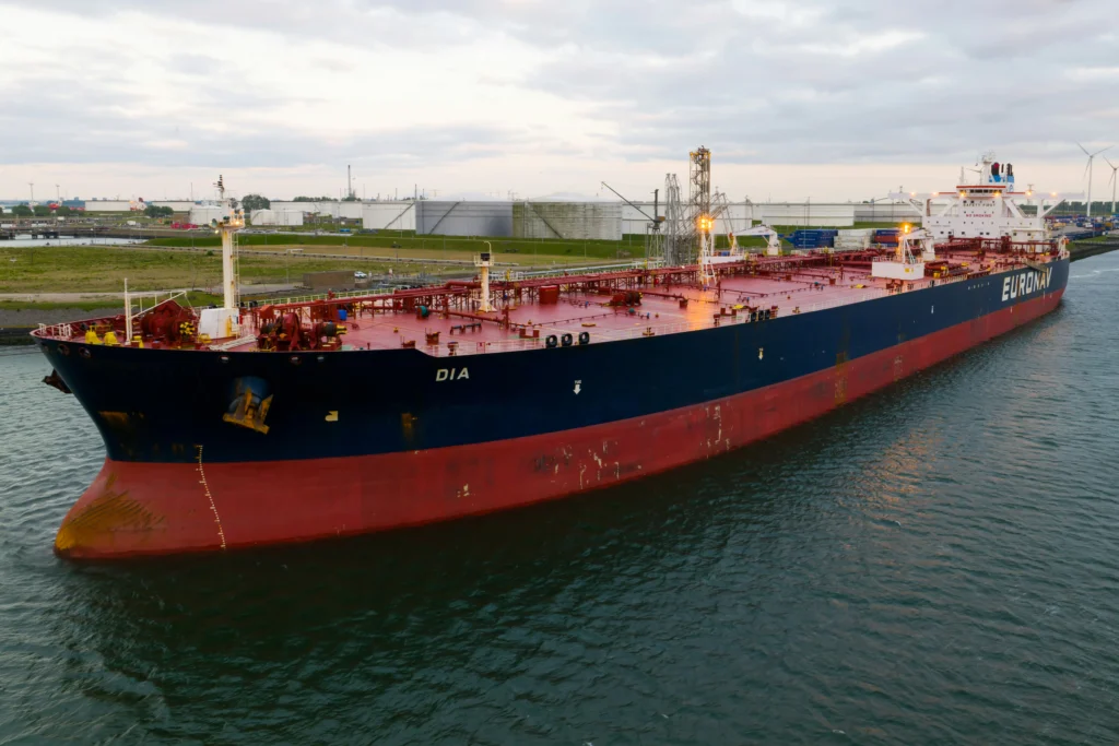 Ilustrasi kapal tanker pembawa bahan bakar minyak (BBM). (Sumber: Unsplash/Georg Eiermann)
