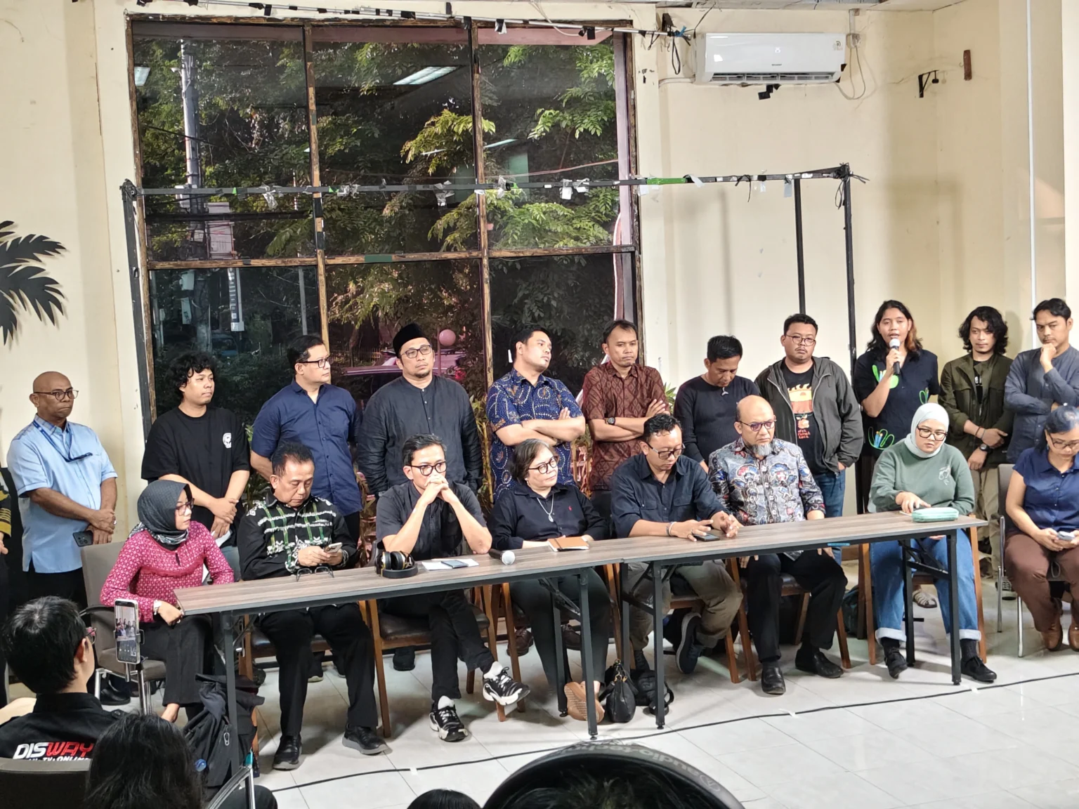 Koalisi Masyarakat Sipil berikan keterangan pers atas penyiraman Wakil Koordinator Kontras Andrie Yunus, di kantor YLBHI, Jakarta, Jumat, 13 Maret 2026