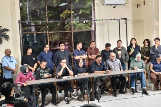 Koalisi Masyarakat Sipil berikan keterangan pers atas penyiraman Wakil Koordinator Kontras Andrie Yunus, di kantor YLBHI, Jakarta, Jumat, 13 Maret 2026