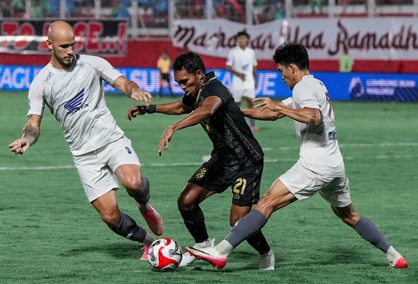 Pertandingan antara Malut United vs PSM Makassar