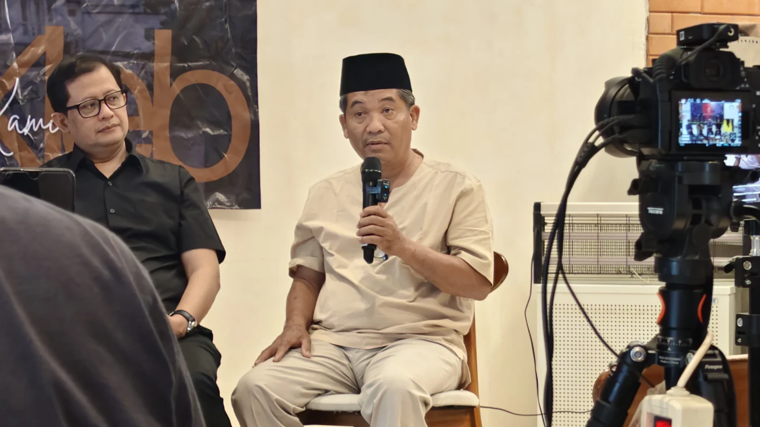 Pengamat Politik sekaligus Direktur Eksekutif Lingkar Madani, Ray Rangkuti, saat menjadi narasumber dalam diskusi di Menteng Kleb, Kamis, 19 Maret 2026