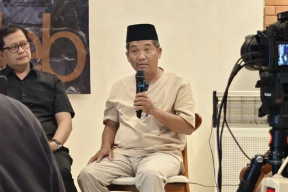 Pengamat Politik sekaligus Direktur Eksekutif Lingkar Madani, Ray Rangkuti, saat menjadi narasumber dalam diskusi di Menteng Kleb, Kamis, 19 Maret 2026