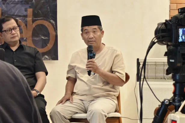 Pengamat Politik sekaligus Direktur Eksekutif Lingkar Madani, Ray Rangkuti, saat menjadi narasumber dalam diskusi di Menteng Kleb, Kamis, 19 Maret 2026