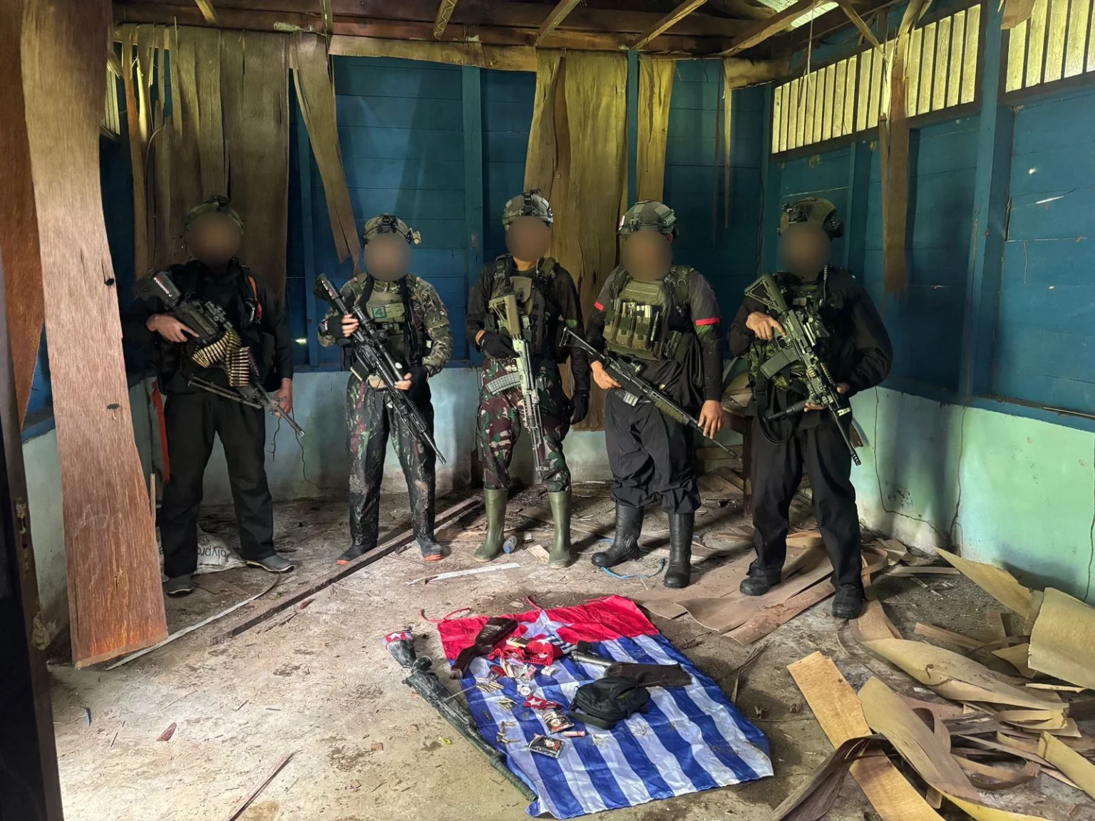 Prajurit TNI sita barang bukti di tempat persembunyian TPNPB-OPM, Sabtu, 21 Maret 2026, di Kampung Topo, Nabire.