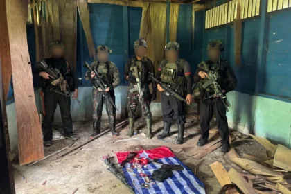 Prajurit TNI sita barang bukti di tempat persembunyian TPNPB-OPM, Sabtu, 21 Maret 2026, di Kampung Topo, Nabire.